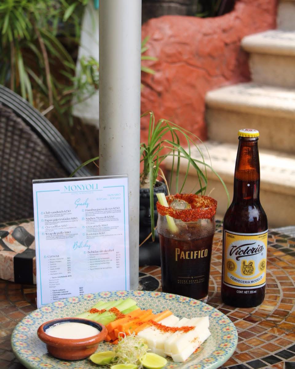 Bebidas y snacks en ambiente tropical